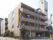 施設はブラウンの外壁になっており、４階建ての建物である。周りには木々が植えられており、自然に触れることができる。
