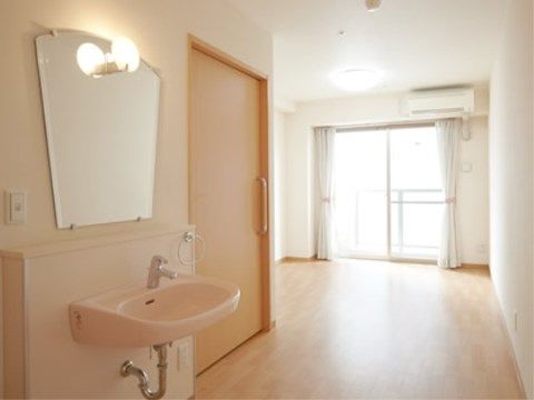 窓から外の光が入る明るく広い居室である。エアコンを設置しており、１年を通して快適に過ごすことができる。