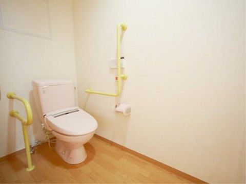 広いスペースのトイレになっており、車椅子をご利用の方も安全に使用することができる。手すりはL字型に設置されている。