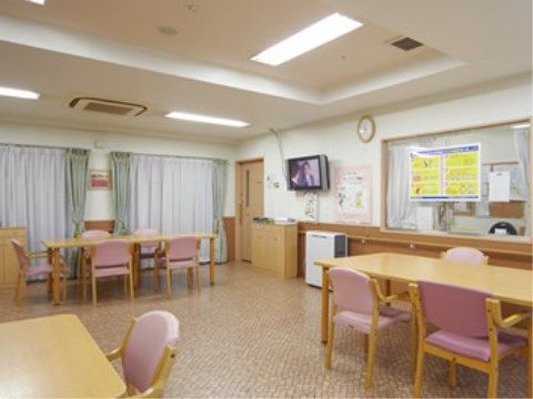 広々としたスペースにゆったりとテーブルと椅子を設置している。椅子にはひじ掛けが付いており、安全に座ることができる。