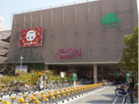大きなショッピングモールが近くにあり、毎日の買い物を便利に行うことができる。食料品や衣料、介護用品など必要なものをそろえることができる。