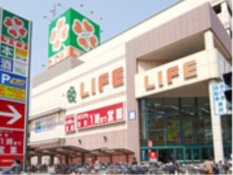 スーパーマーケットが施設の近くにあり、毎日の食生活の買い物に便利である。生活雑貨など日々の生活に必要なものも揃えることができる。