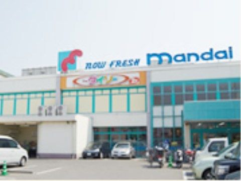スーパーマーケットが近くに複数あるので便利である。100円ショップがあり、手軽に生活雑貨を購入することができる。