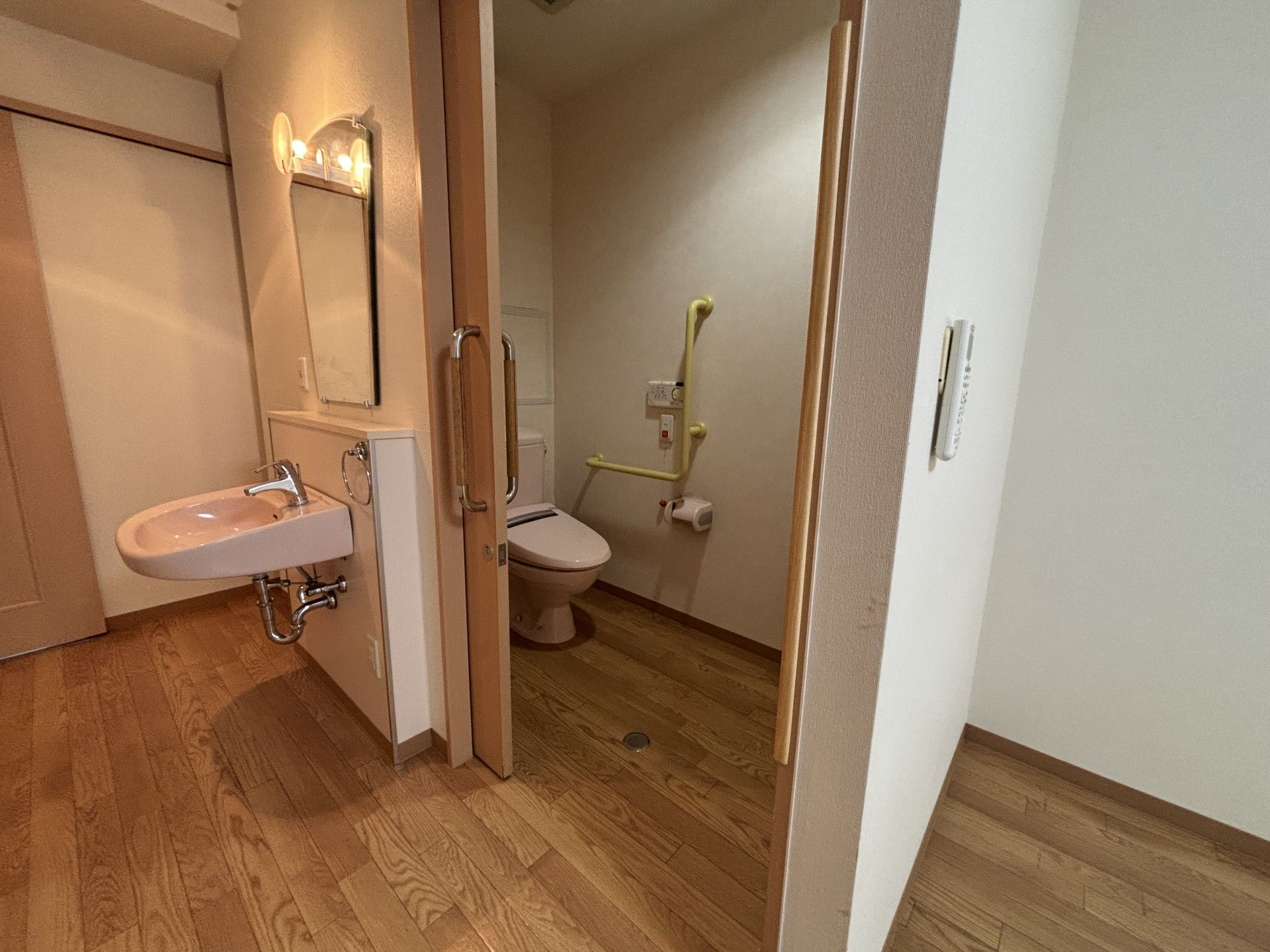 手すり付きのトイレ