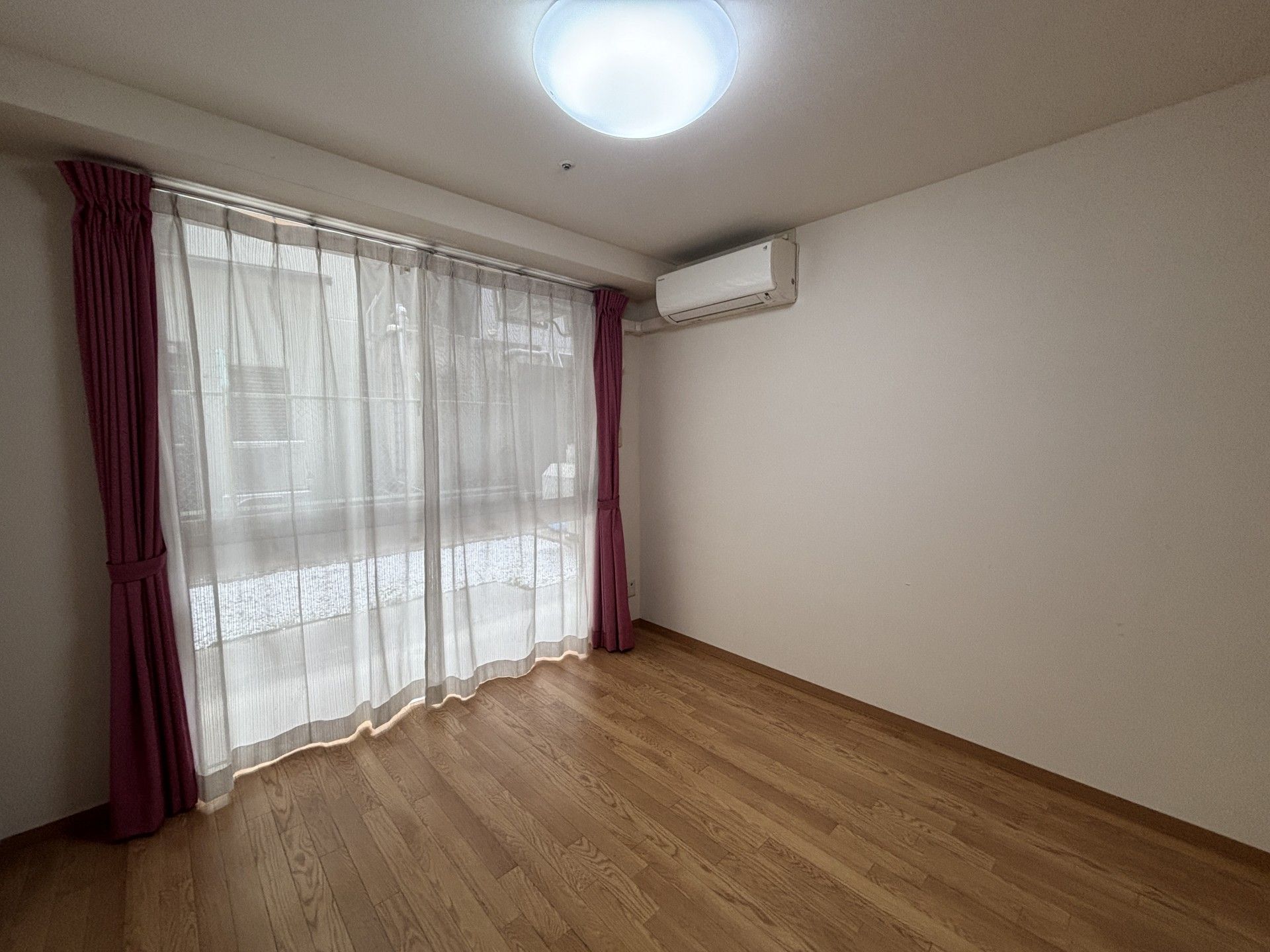 明るい窓辺の部屋