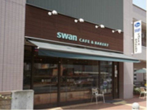 茶色の外壁に、緑色の日除けがついた落着いた店構えのパン屋さんである。カフェスペースも併設していて、パスタなども楽しめる。