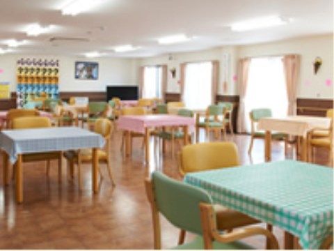 赤系、青系、黄系、緑系など色とりどりのテーブルクロスがかけられ、明るい雰囲気である。テーブルとテーブルの間は広くとられていて移動しやすい。