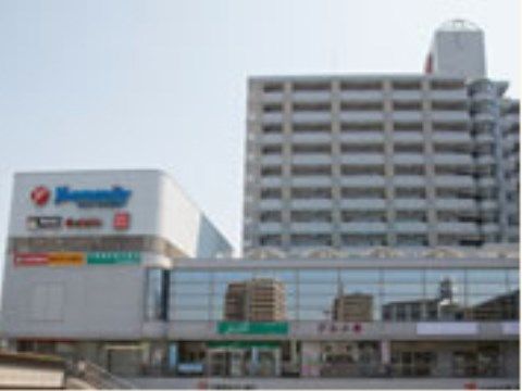 地下１階地上３階建てのショッピングセンター。食品スーパーのほか、ドラッグストア、100円ショップ、衣料品店などのテナントが入っている。