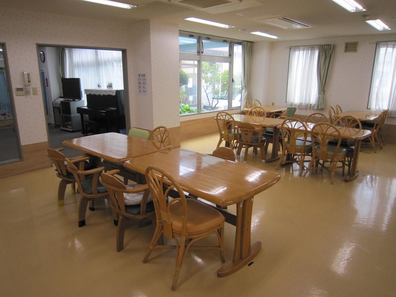 食堂は広々とした空間となっており、テーブルや椅子が並べられている。部屋の隅には、テレビも設置されている。