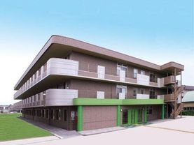 3階建ての建物の周りには駐車スペースが広々と取られており、駐車も楽にしやすい。玄関もフラットでバリアフリー対応になっている。