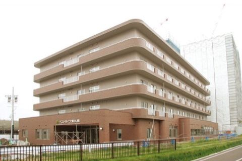 落ち着いた色合いの建物である。個室を完備しており、館内はバリアフリー仕様である。施設は5階建ての大きな建物である。