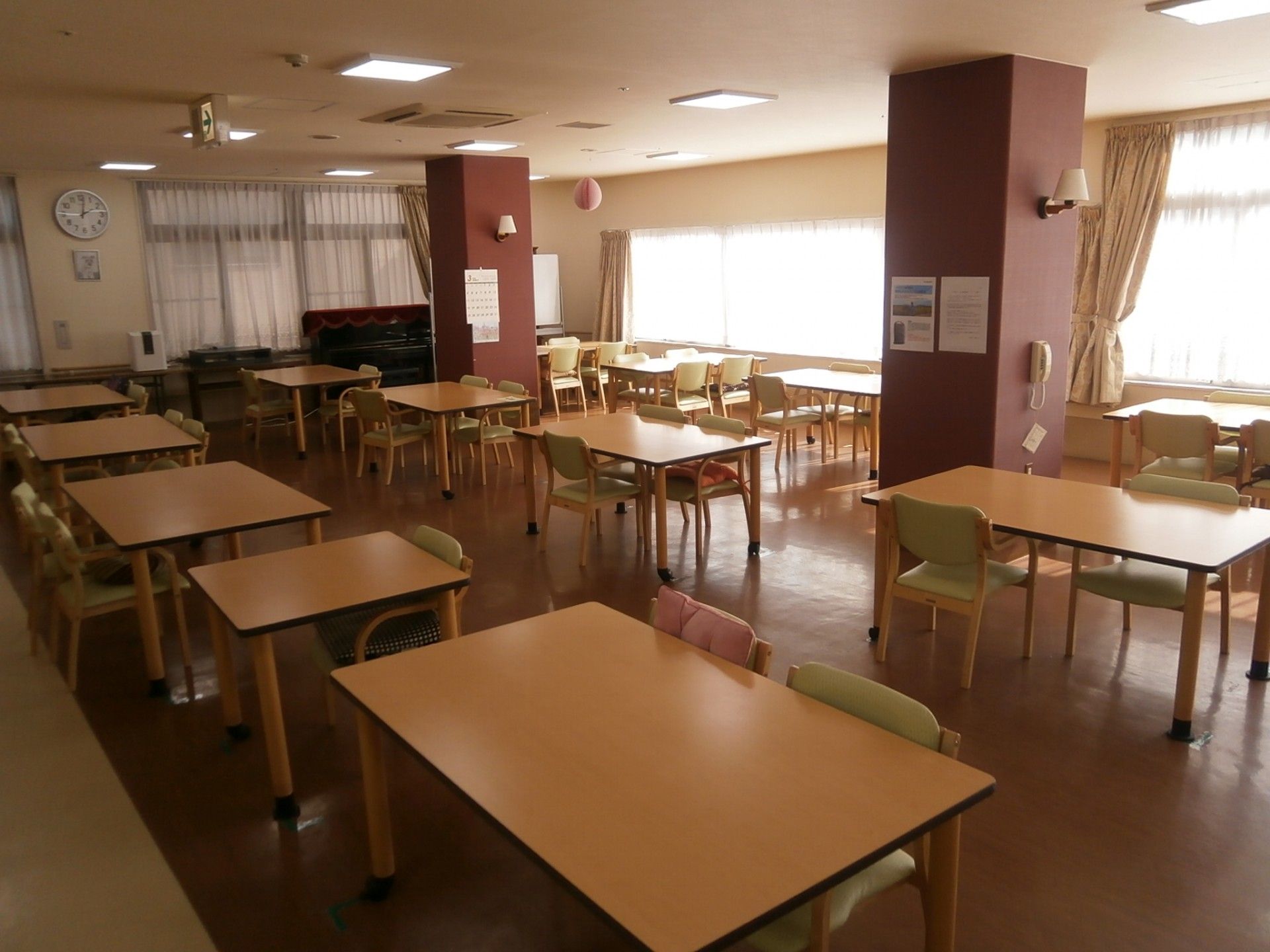 個室の窓は大きく、明るい光が差し込む部屋である。部屋にある洗面台はフットレス仕様。壁には絵画が飾っている。