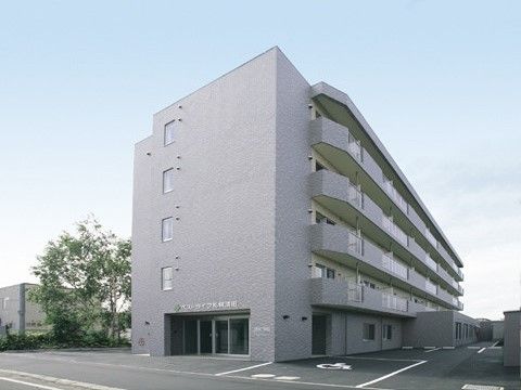 近代的なイメージの5階建ての建物である。施設には駐車場、個室も完備。入り口はバリアフリー構造である。