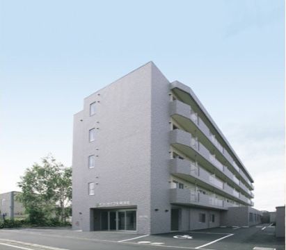 スタイリッシュなグレーの壁の、5階建ての建物である。敷地内には広い駐車場を完備。個室も用意している。