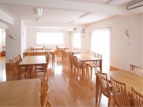 「くらスマイル平塚」の食堂。窓からの日光が入りやすく、食堂全体を明るく包む。