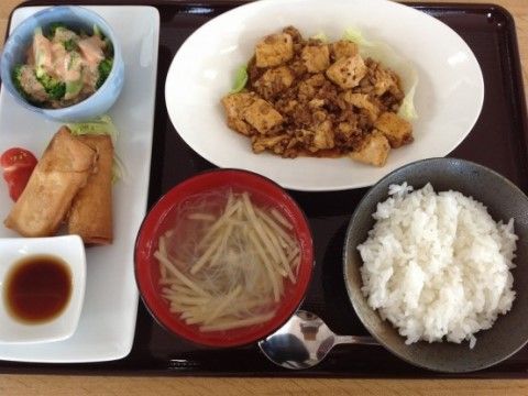 「らくじゅ 沼津足高館」のお食事。味噌汁とご飯物の定食が基本料理となっている。