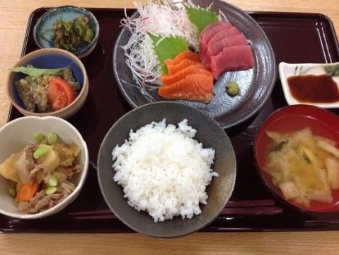 「らくじゅ 沼津足高館」のお食事。生きの良いお魚を、刺し身にしていただけるメニューを豊富にしている。