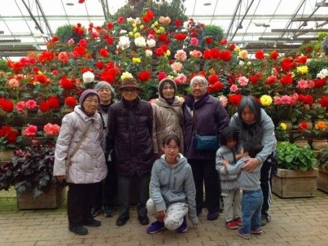 「らくじゅ 沼津足高館」の外出イベント。お花の前で記念写真を撮ったり、思いで残る日々を行っている。