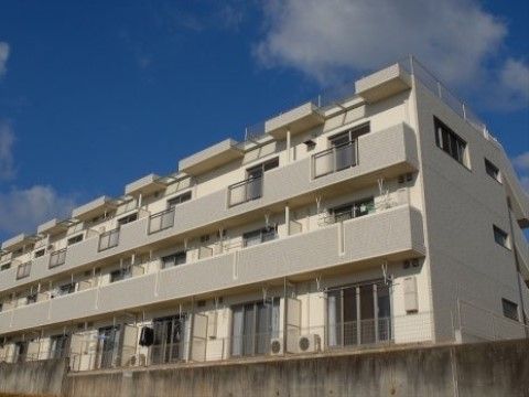 「らくじゅ 沼津足高館」の外観。灰色の大人しい外観に、部屋に一つ一つベランダが設けられている。