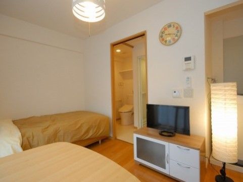 「らくじゅ 沼津足高館」の居室。ベッド、テーブル、チェスト、テレビ、照明、トイレ等を、整えている。