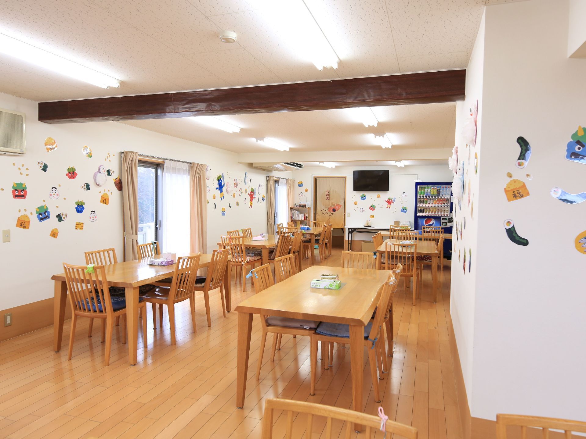 ダイニングには木製のテーブルと椅子がセットされている。壁には季節の飾りが施された明るい雰囲気の空間である。