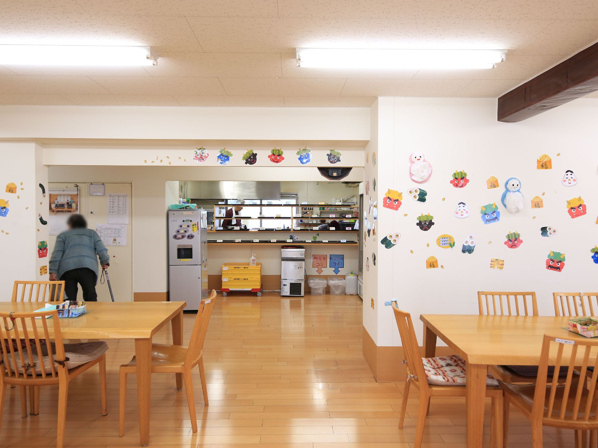 ダイニングの隣にキッチンが併設されている。給茶機が設置されており、希望であたたかいお茶や冷水など無料で飲むことができる。