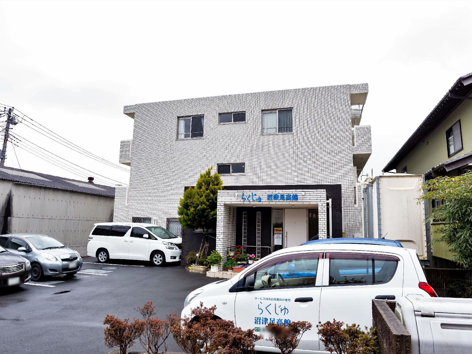 施設の周りに草花や木が植えられている。室内からや、敷地を歩いて緑を感じることができる。駐車場完備されている。