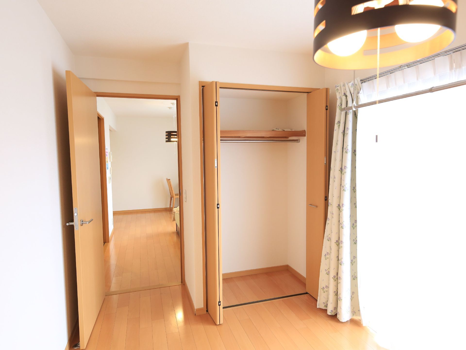 居室内はクローゼットが建つけられている。上段は棚があり、下はハンガー掛けがついて、たっぷり収納ができる。