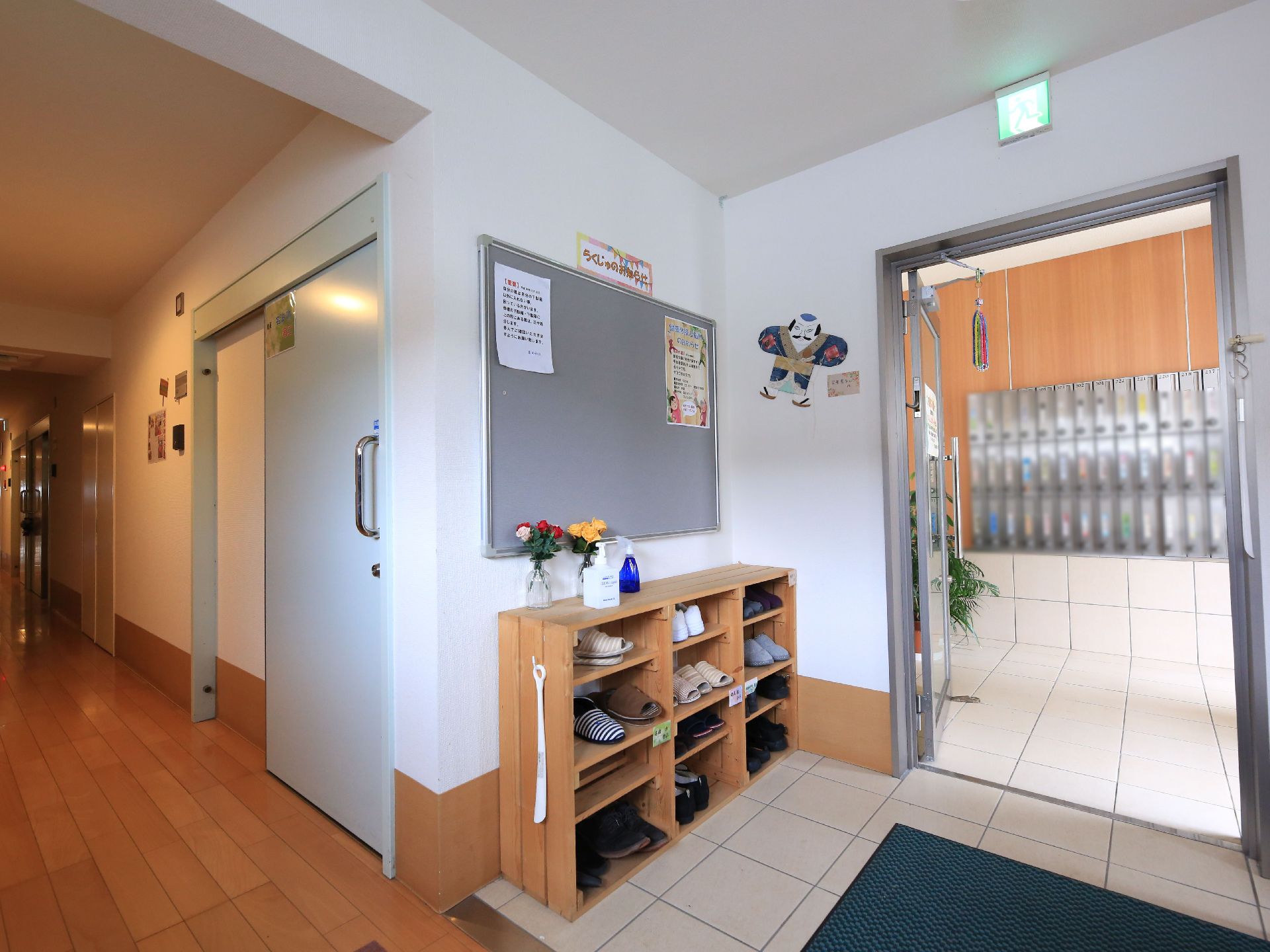 内玄関にポストがある。個人宛に分かれている。扉は大きく開くので、車椅子ご利用の方もスムーズに出入りできる。