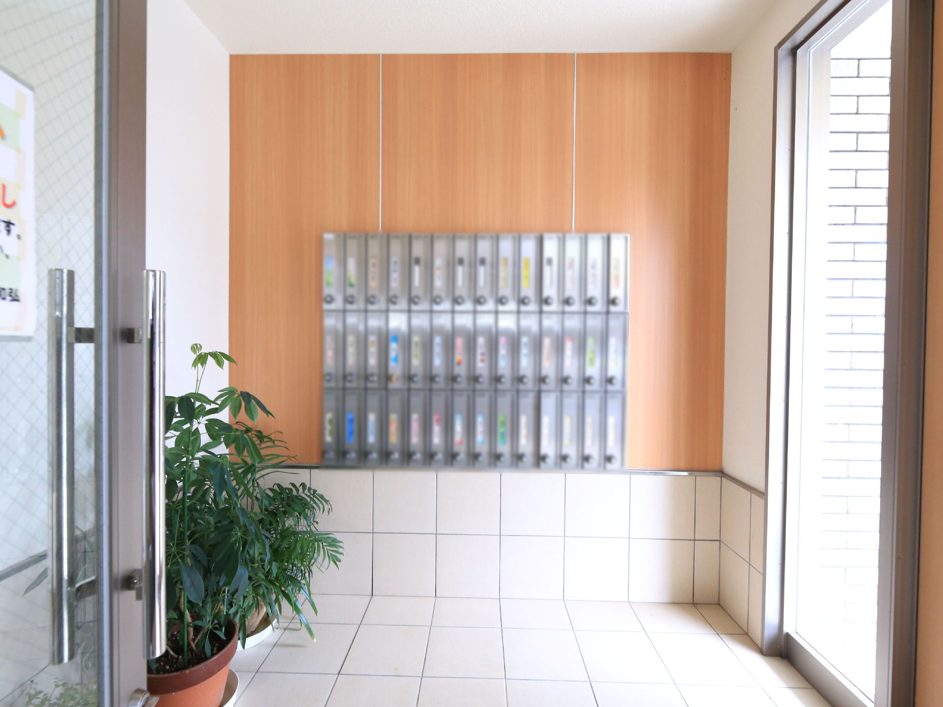 玄関内側にはポストが取りつけてある。入居者様別になっている。プライバシーがしっかり守られて、安心して荷物や手紙が受け取れる。