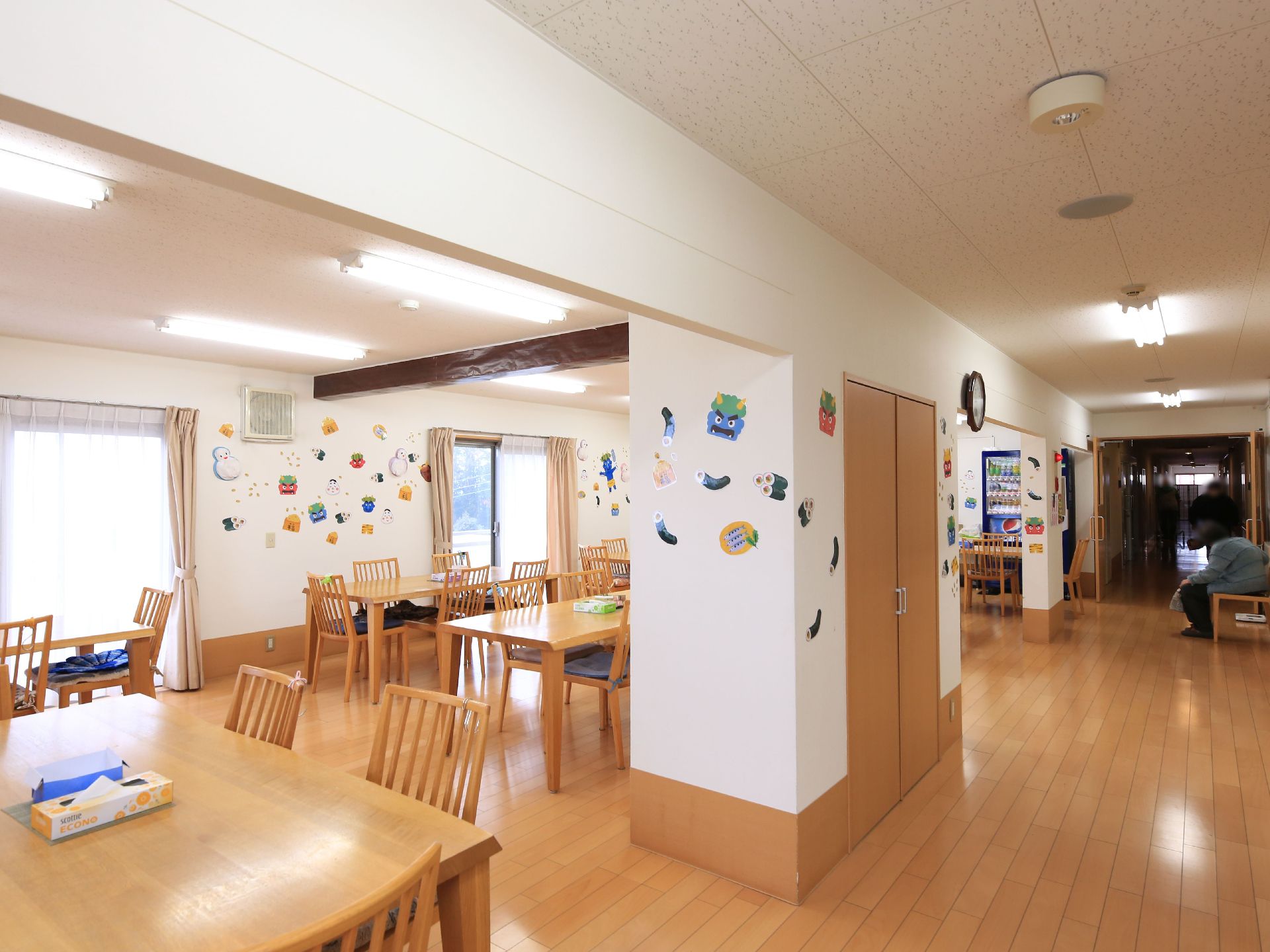 ダイニングには大きな窓がいくつも取りつけられている。外の景色を眺めることができる。明るい日差しが差し込んでいる空間である。