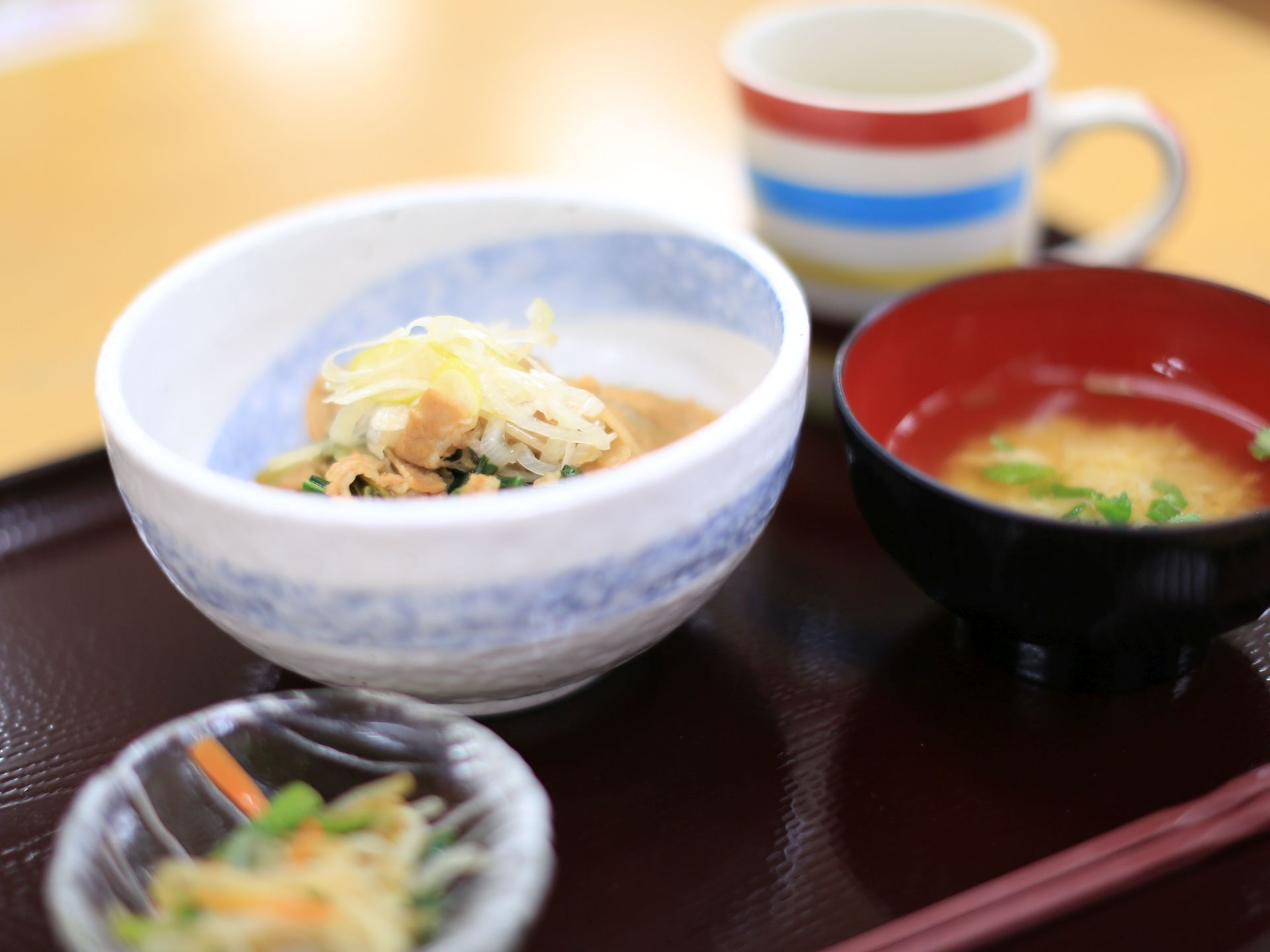 食器も陶器やガラスなど、こだわりを持って提供されている。メニューもボリュームがあり、栄養や彩り良くなっている。
