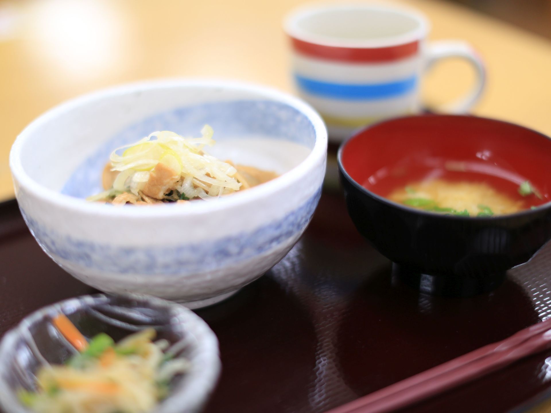 食事で提供される食器は、丼物は陶器で小鉢はガラス製の器などで提供されている。栄養はもちろん、見た目にもこだわった食事となっている。
