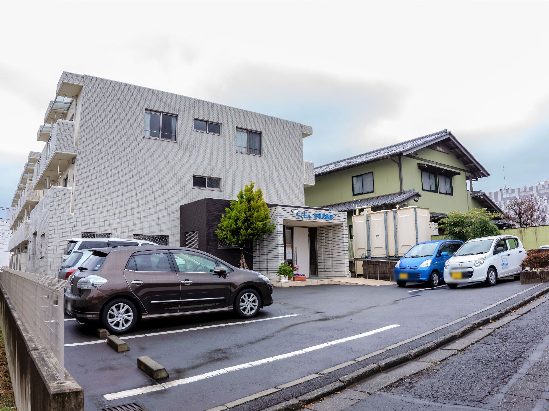 白いタイルの外壁はスタイリッシュで、マンション風の施設である。敷地内は駐車場を完備しているので、車で来訪することができる。