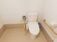 明るいバリアフリーのトイレ空間