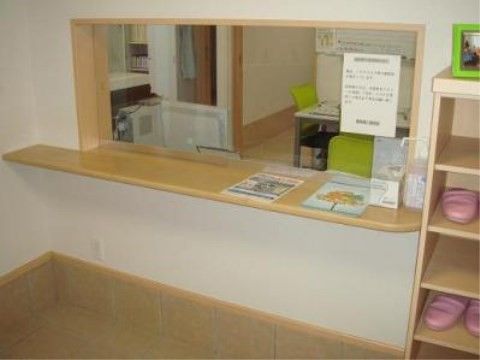 受付カウンターと待合室
