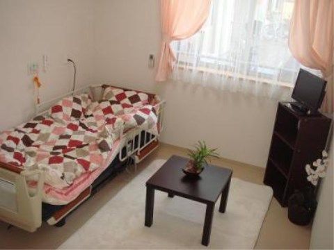 「善幸苑 東住吉」の居室。ベッドはリクライニングになっているので、体を起こすのが辛い方でも安心。