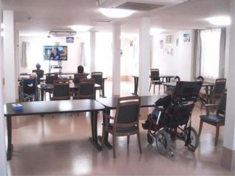 「善幸苑 東住吉」の共有スペース。お食事、イベント、レクリエーションと、様々なお部屋に早変わりする、共有スペース。