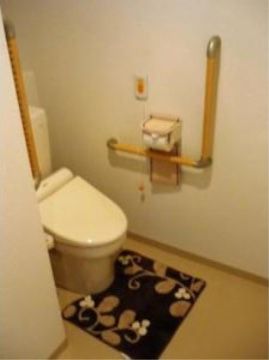 「善幸苑 東住吉」の居室トイレ。ウォシュレットのトイレにしているので、機能が豊富なトイレである。