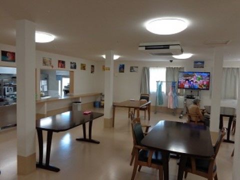 「善幸苑 東住吉」の食堂。窓からの光の入りもよく、気持ち良く美味しいお食事が行える。