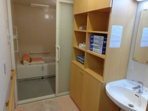 「善幸苑 竹渕」の脱衣所。浴室前には脱衣所をご用意しており、衣類やタオルを収納できる。