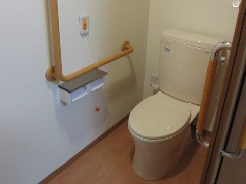 「善幸苑 竹渕」の居室トイレ。万が一の事がある場合に、緊急コールをトイレに設置している。