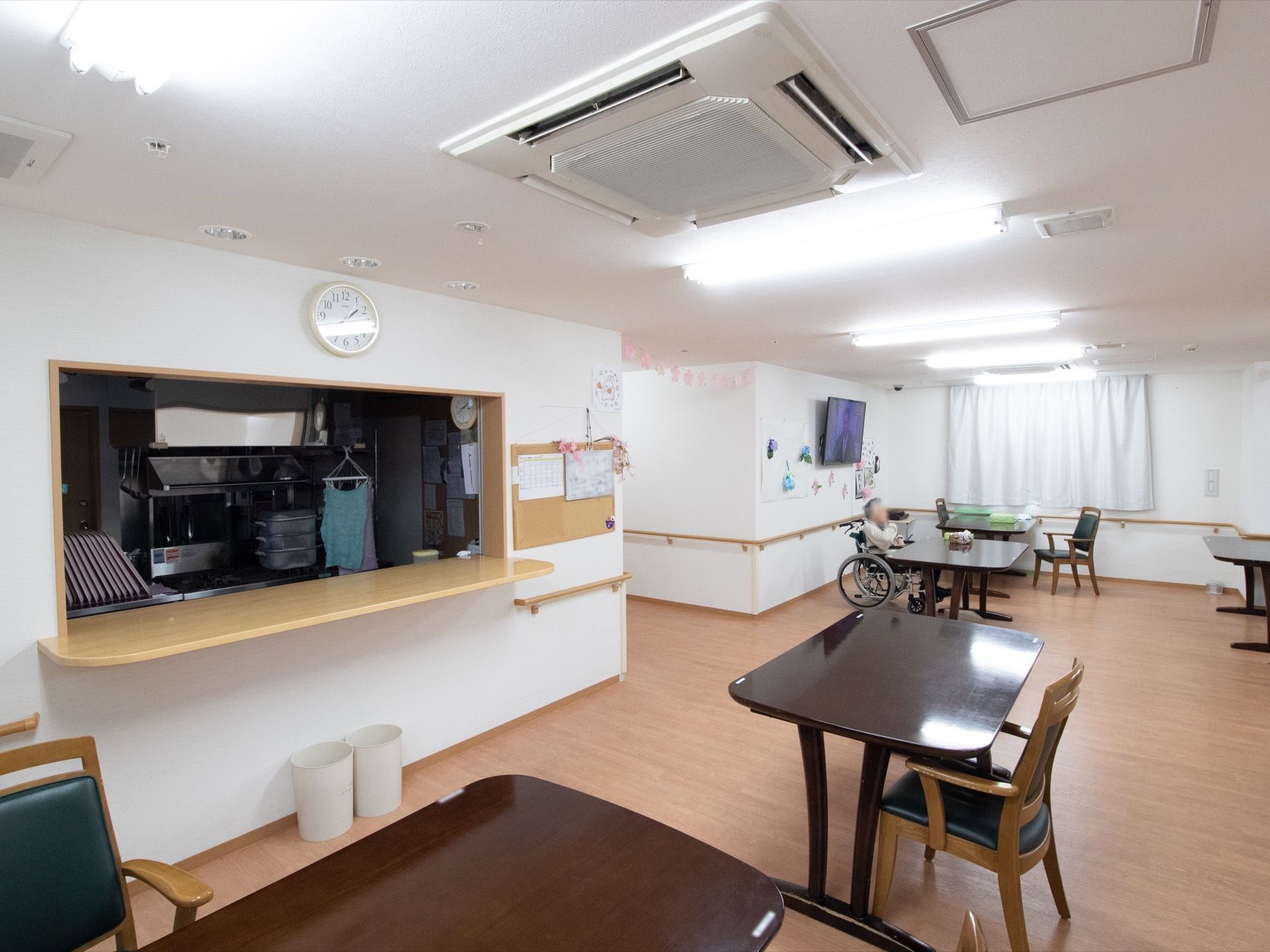 明るく広い食堂。厨房へはカウンターの付いた大きな窓口で繋がっている。大小さまざまな大きさのテーブルが置いてある。