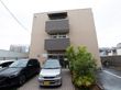 鉄骨造り３階建て住宅型有料老人ホームである。交通アクセスが良好で、施設近辺には商業施設が点在している。
