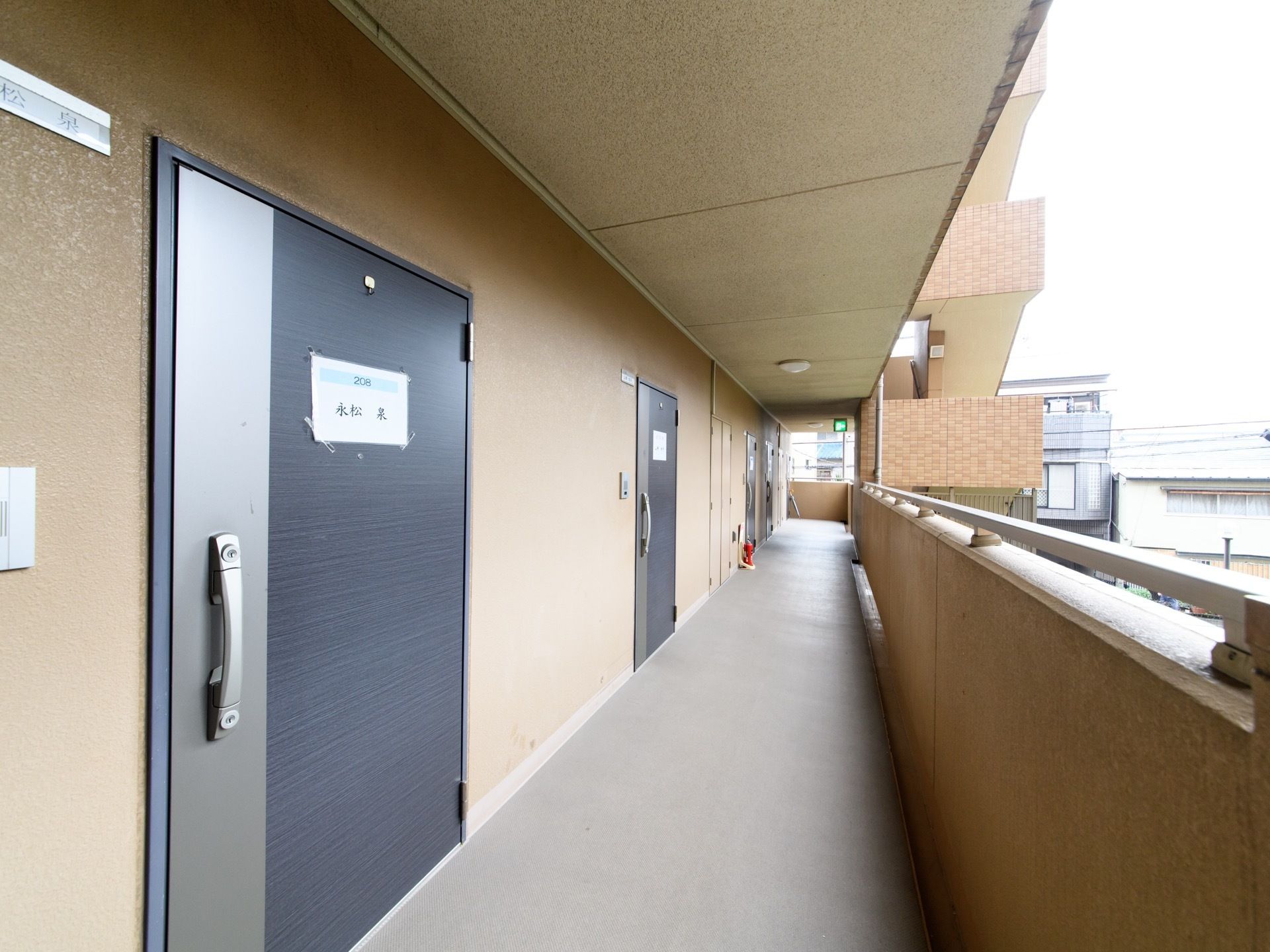 明るい通路で外の景色を楽しむことができる。階段がすぐ近くにあるのでいざという時にも逃げることができ安心である。