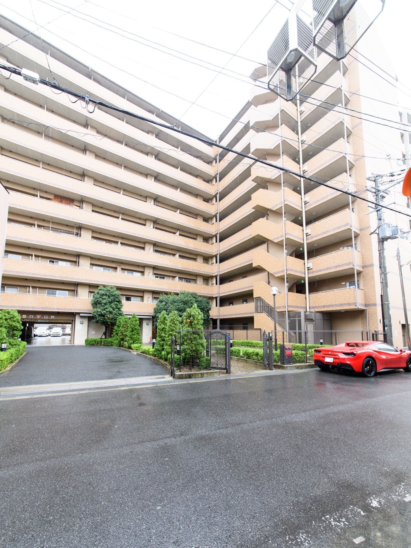 10階建ての建物になっており、駐車場が建物の下と反対側に設置されている。駐車場は広く、たくさんの車を停めることができる。