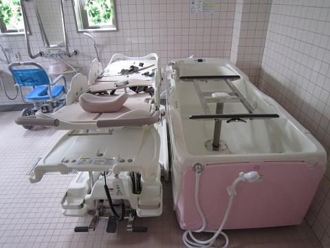 「介護付有料老人ホーム あんしん館」の機械浴室。スタッフが丁寧に優しく洗ってくれるので、身を委ねられ安心できる。