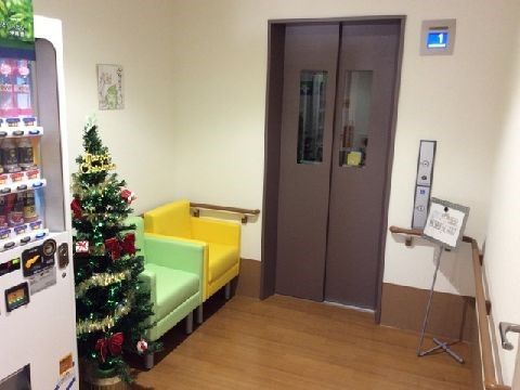 「介護付有料老人ホーム あんしん館」のエレベーターホール。フロア移動がしやすい、エレベーターを設置し、車椅子の方の移動が楽になる。