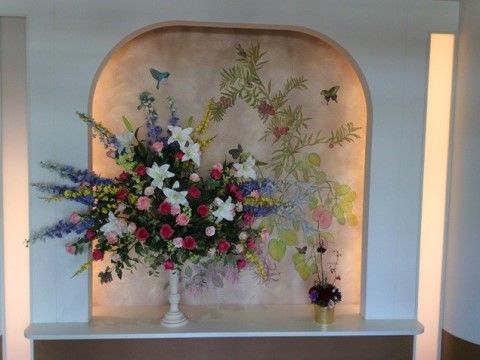 「介護付有料老人ホーム あんしん館」のエントランス。施設の装飾に、花を飾り心を癒やす効果がある。