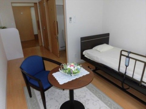 「介護付有料老人ホーム あんしん館」の居室。お部屋のコーディネートは自由で、お好きな家具の設置ができる。